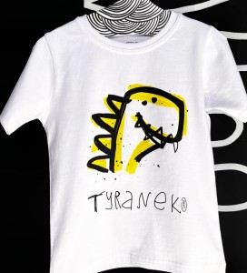 biała koszulka z nadrukiem dinozaura, z napisem TYRANEK