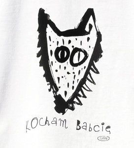 biała koszulka z nadrukiem wilka, z tekstem KOCHAM BABCIĘ