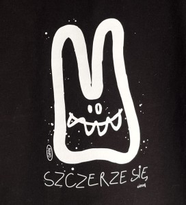 czarna koszulka z nadrukiem królika, z napisem SZCZERZE SIĘ CIESZĘ