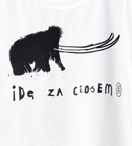 biała koszulka z nadrukiem mamuta, z tekstem IDĘ ZA CIOSEM