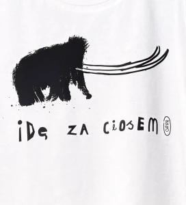 biała koszulka z nadrukiem mamuta, z tekstem IDĘ ZA CIOSEM